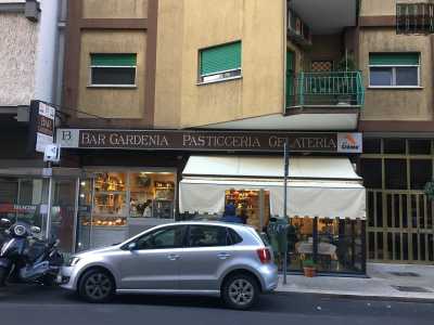 Infine eccoci davanti all�ultima tappa del nostro viaggio: siamo in via Giulio Petroni 47, nel rione Carrassi, nei pressi del palazzo che ha preso il posto dell�ex cinema Armenise.  Qui si staglia �Gardenia�, presenza fissa dal 1959